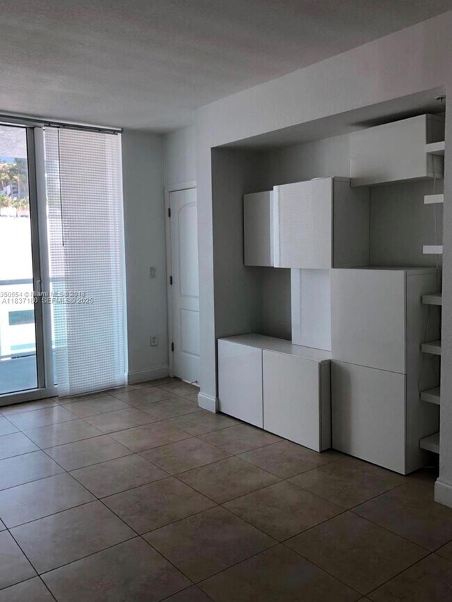 Building Photo - 520 NE 29th St