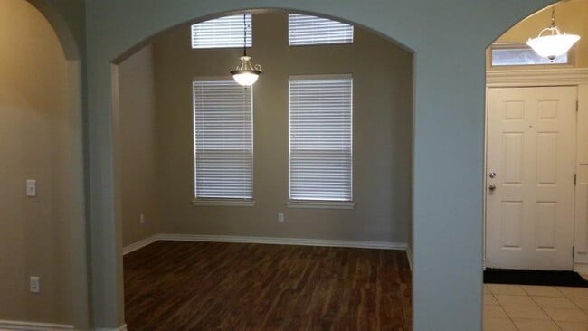 Building Photo - 603 SW Wallstone Rd