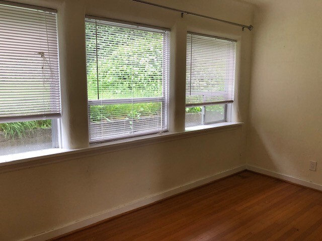 Building Photo - Queen Anne 2 Bed Charmer Near SPU