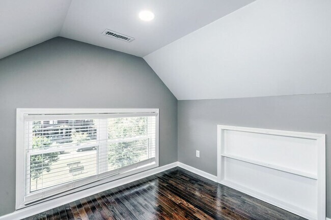 Building Photo - 422 E 15th Ave