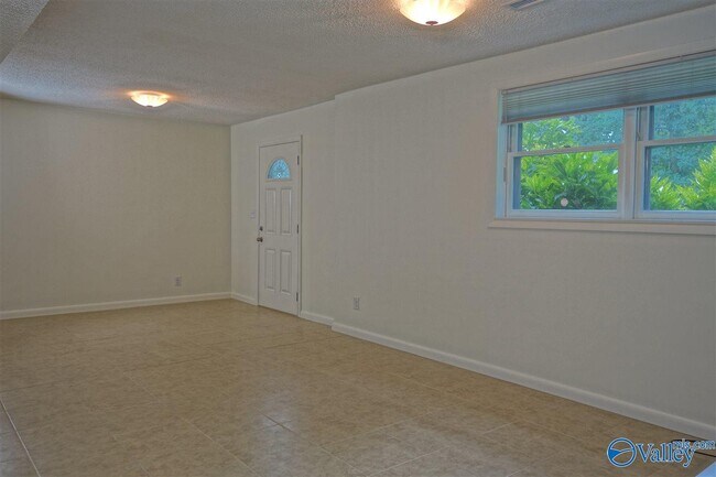 Building Photo - 3038 Heatherhill Dr SE