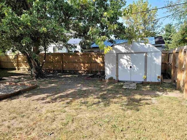 Building Photo - Charming 2-Bedroom Home with Private Driveway & Large Fenced Backyard