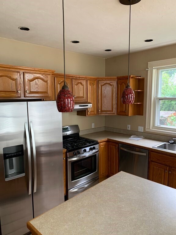 Building Photo - 824 E 5th St