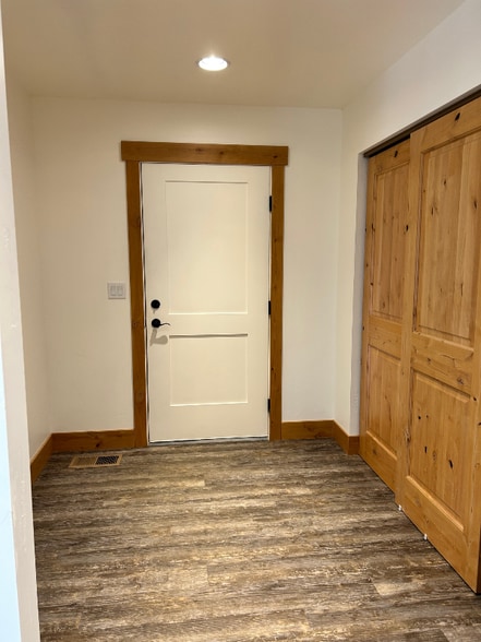 Building Photo - 240 Cayuse Ln