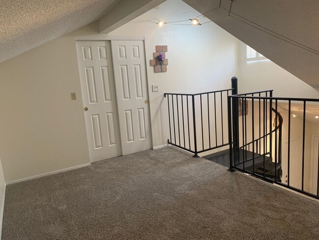 Building Photo - Excellent 1 bedroom w/ loft