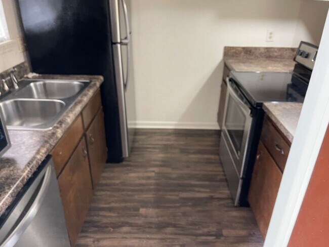 Building Photo - 2BED/1BA upstairs unit NE Tallahassee