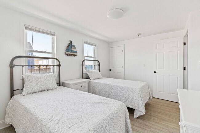 Building Photo - 8 Bel Aire Manor