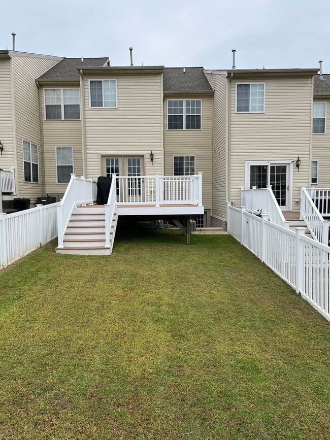 Building Photo - 3BR Townhome in Abingdon: Deck, Assigned Parking, Pool, Gym + W/D