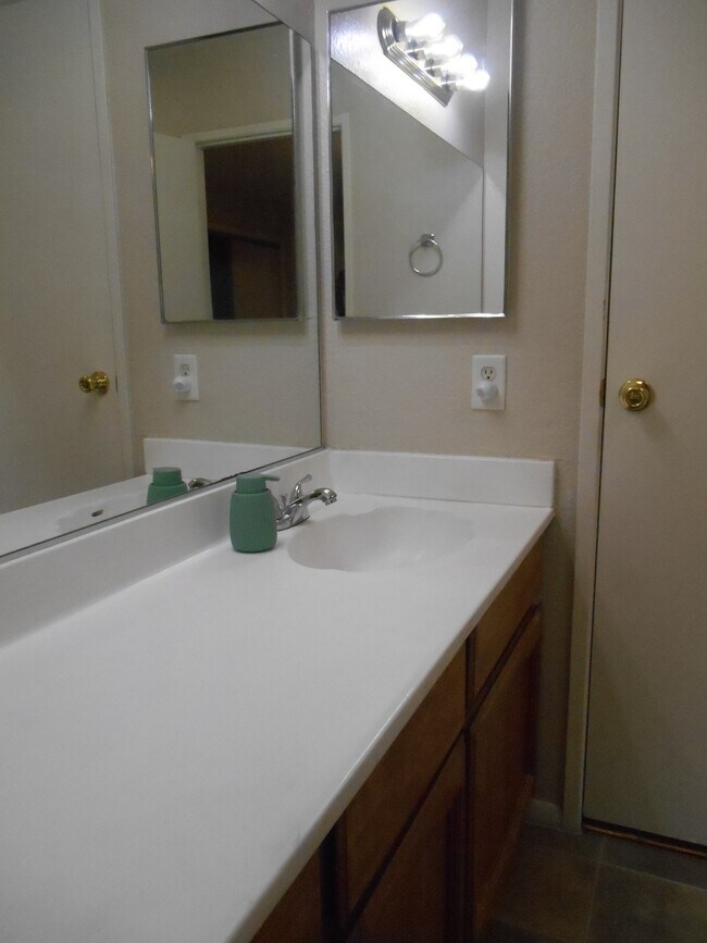 Building Photo - 898 Rhinegold Way