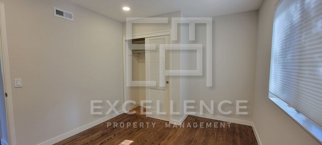 Building Photo - Spacious 5/3 Home With Fully Updated Kitchen, Over 2500SF of Space, Pets Negotiable