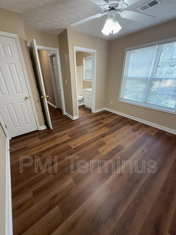 Building Photo - 6122 Farmwood Way SE