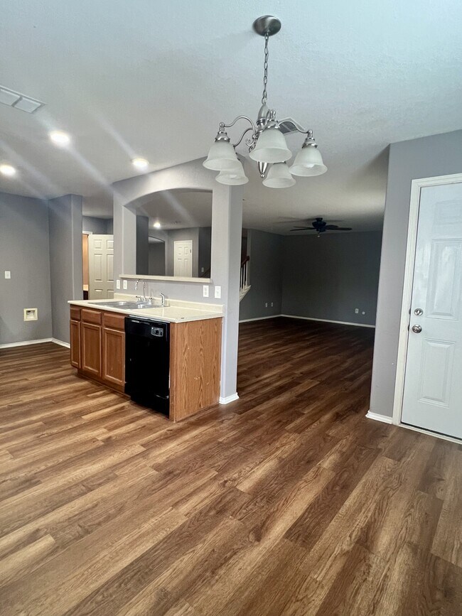 Building Photo - 9411 Rainbow Creek