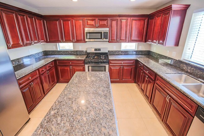 Building Photo - IMMACULATE 5 BEDROOM HOME!
