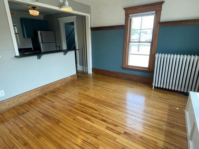 Building Photo - Upper Level Uptown Duplex, Hardwood Floors...