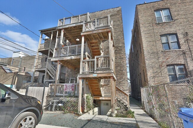 Building Photo - HUGE Condo Quality 4bed/2bath in Hot Wicker Park! Central Air! In-Unit Laundry! Deck! FREE Internet!