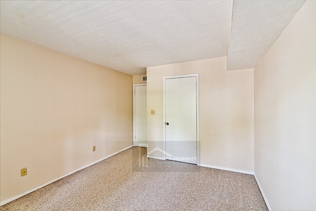 Building Photo - 1102 Augusta Dr