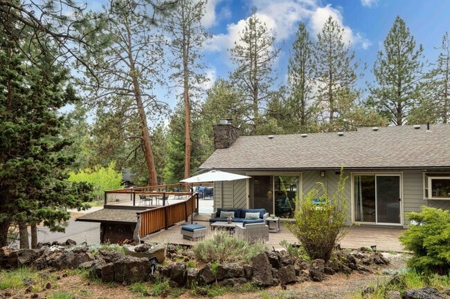 Building Photo - SW Bend Reverse-Living Home on .36 Acres | 5 Bedrooms | 3 Bathrooms