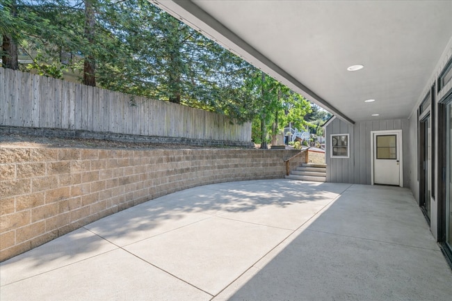 Building Photo - 561 Luneta Dr