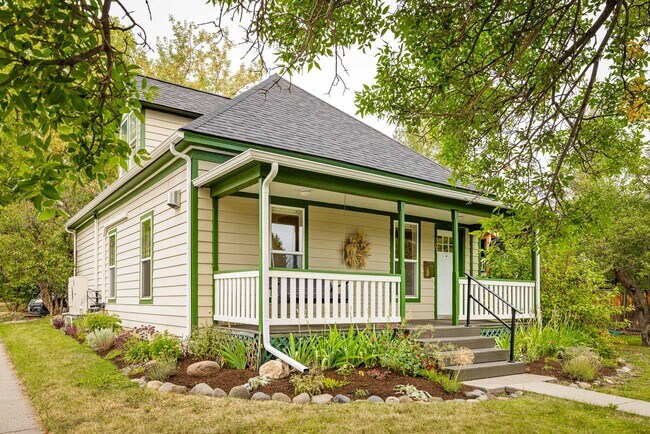 Building Photo - Fully Furnished Northside Bungalow Available for Month of August, 2026