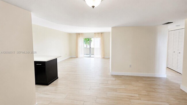 Building Photo - 6904 N Kendall Dr