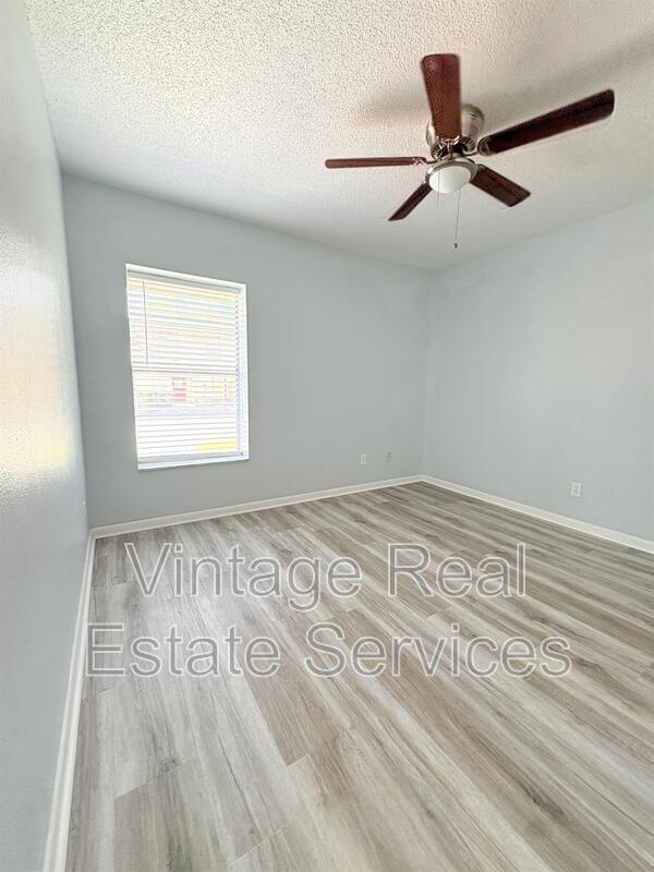 Building Photo - 851 Creekway Ct