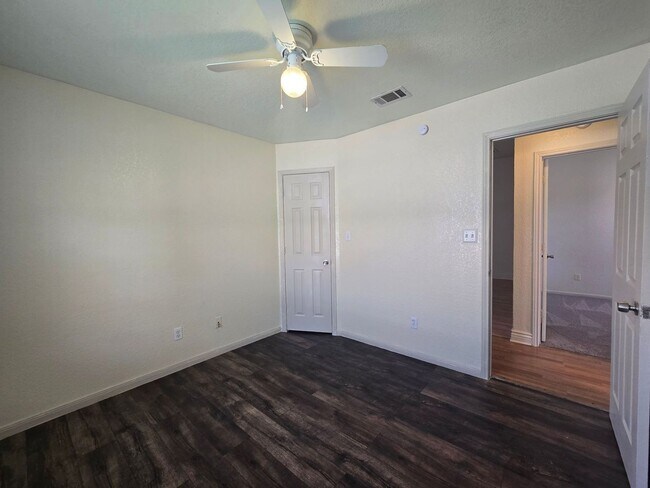 Building Photo - 2305 Amethyst Dr