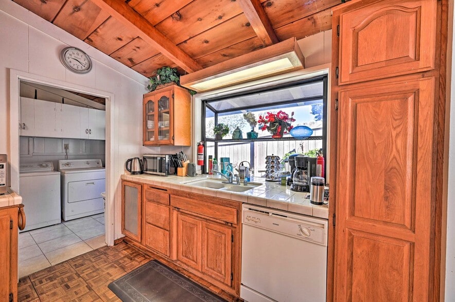 Kitchen - 2139 Torrey Pines Rd