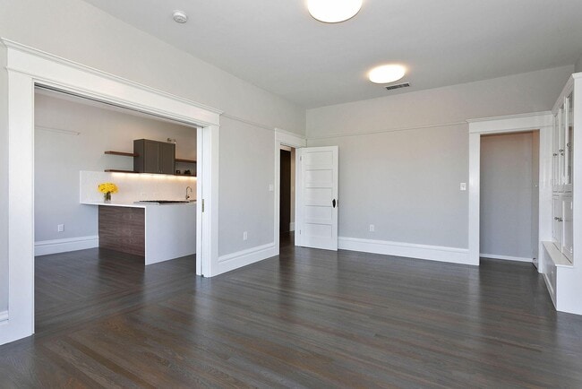 Building Photo - Available 2 Bedroom Unit In The Elmwood!