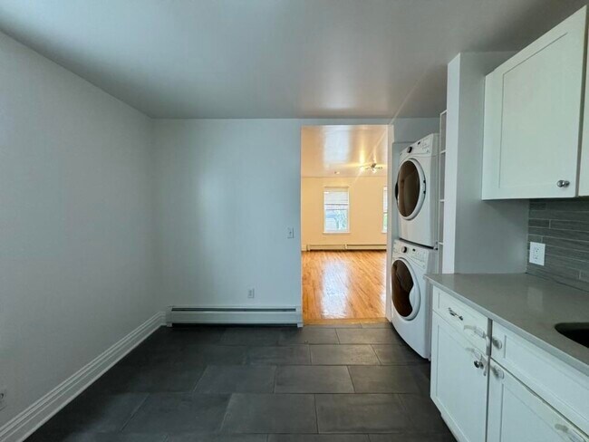 Building Photo - 146 Webster Ave
