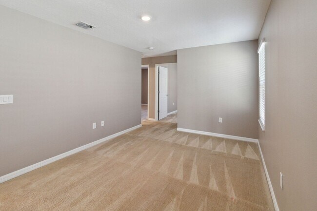 Building Photo - Like New 4/3 Townhome in Gated Community W/ Community Pool