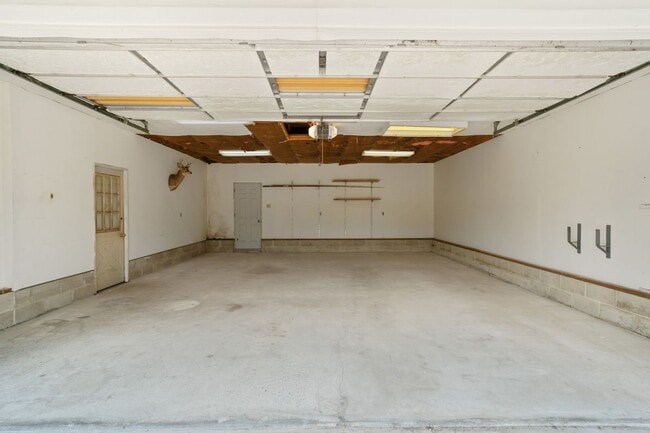 Building Photo - 183 Chestnut Neck Rd