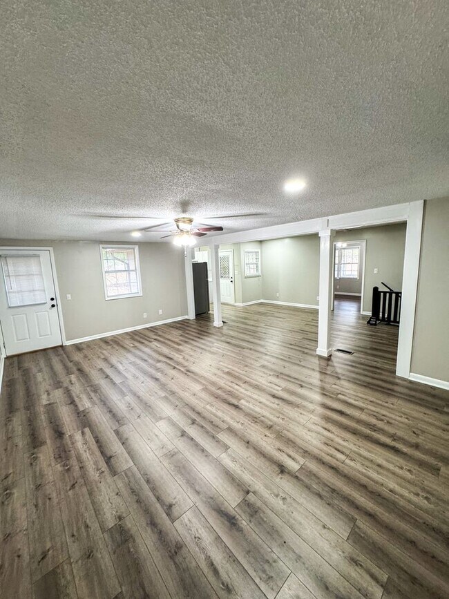 Building Photo - Spacious 4 Bedroom, 2.5 Bath Home in the Heart of Jacksonville, AL!