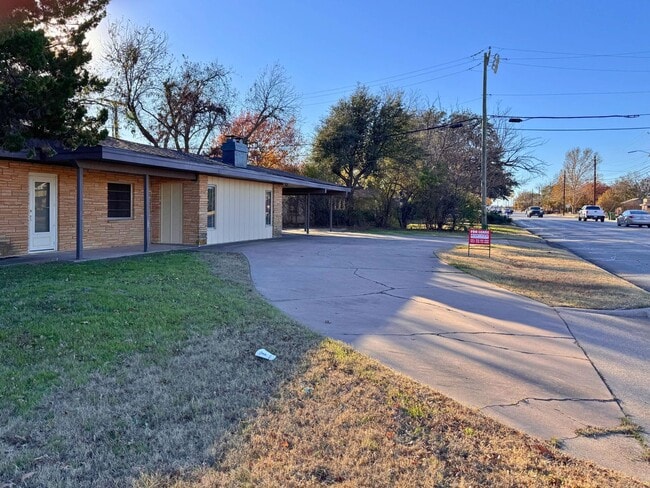 Building Photo - Adorable Mid Century Modern home on a corner lot!