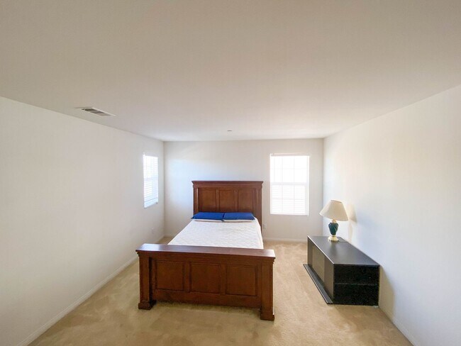 Building Photo - LARGE ROOM FOR RENT W/ PRIVATE BATHROOM IN MURRIETA!
