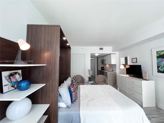 Building Photo - 1300 Brickell Bay Dr