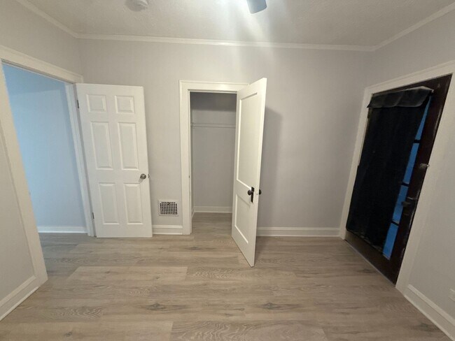 Building Photo - Available Now - Single Family House 5 Bedroom 2 Bath located in Roseland Area