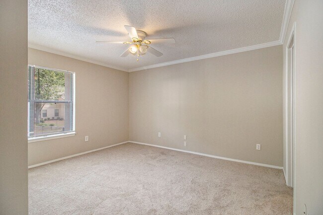 Building Photo - Sunlit 2BD/2BA with Fireplace in Peaceful ...