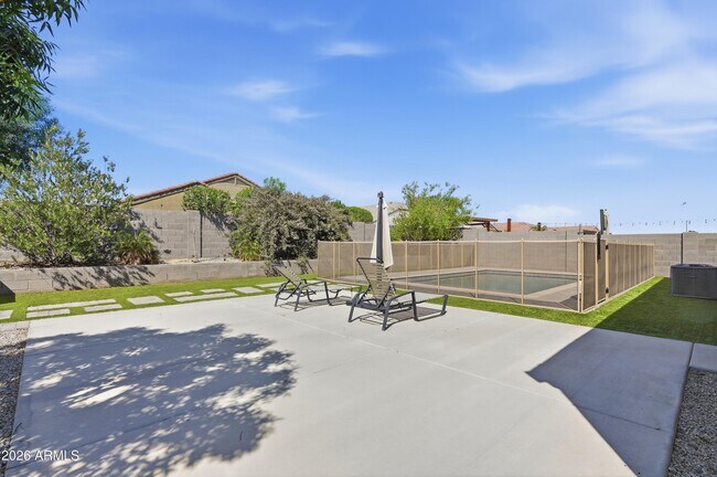 Building Photo - 30558 W Clarendon Ave