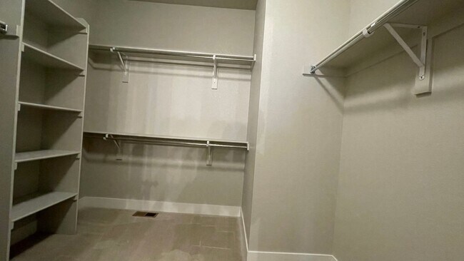 Building Photo - Great Townhouse in Windsor - Highland Meadows