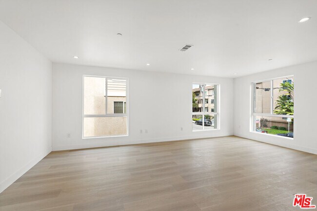 Building Photo - 10742 Hortense St