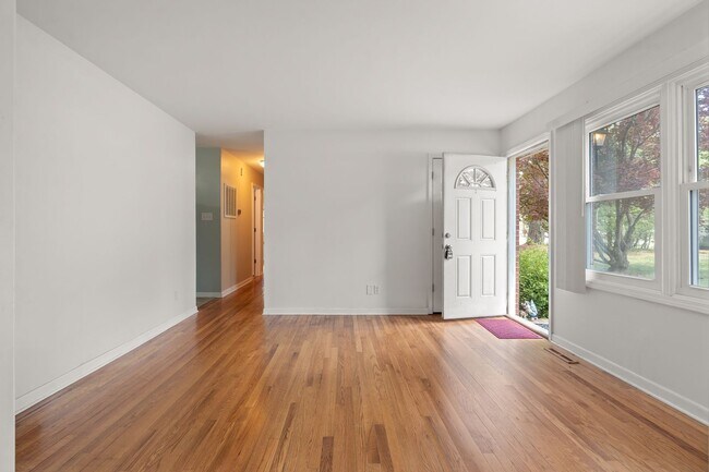 Building Photo - Ranch Three Bedrooms with Fenced in Yard Available April - Move in Ready!