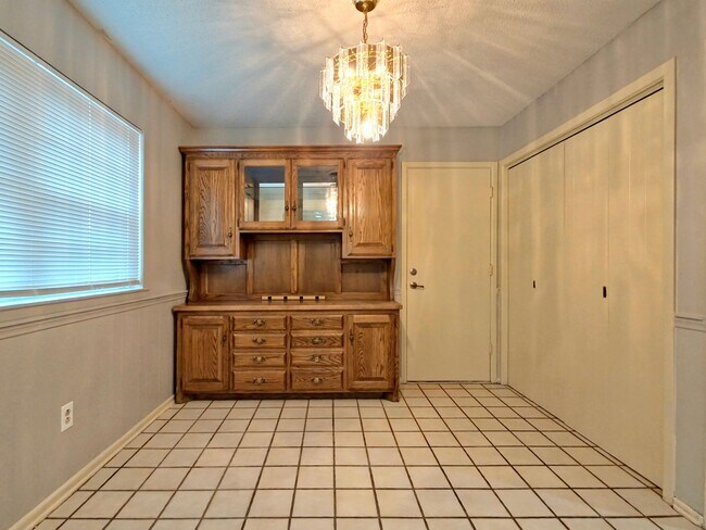 Building Photo - 4 Bedroom Home Near LCU with HUGE Bonus Room