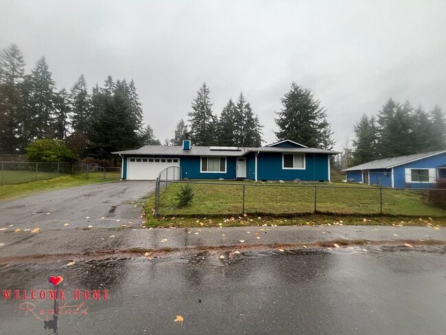 Building Photo - Remodeled rambler, no carpet, with HUGE fenced yard!!