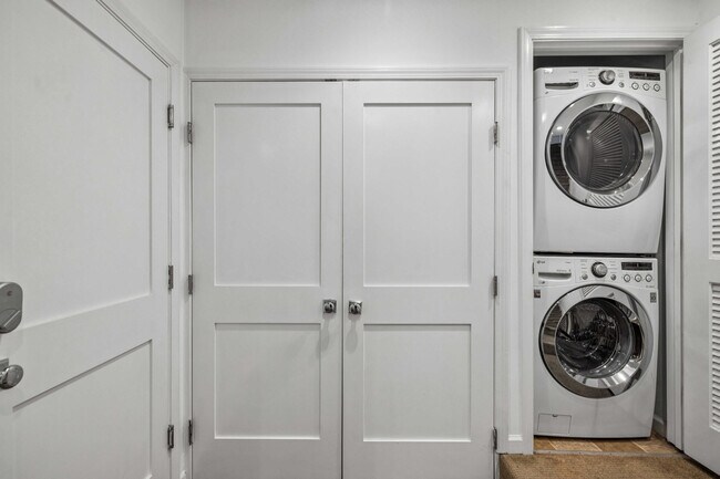 Building Photo - 282 Eureka St