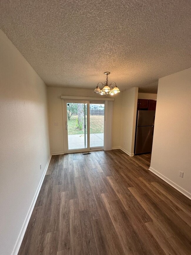 Building Photo - Fantastic 4 bdrm home avail NOW