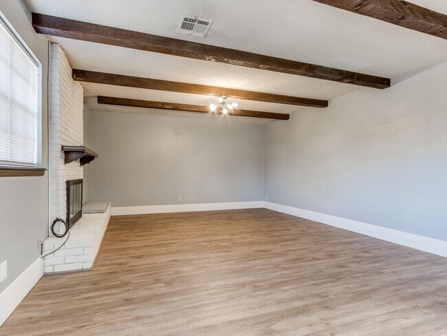 Building Photo - 3 Bed 2 Bath 2 Car Garage in Shawnee!