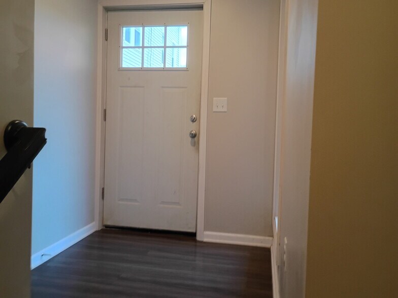 Building Photo - 450 W Chestnut St