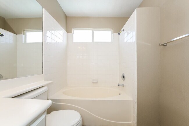 Building Photo - 3636 Beacon Point St