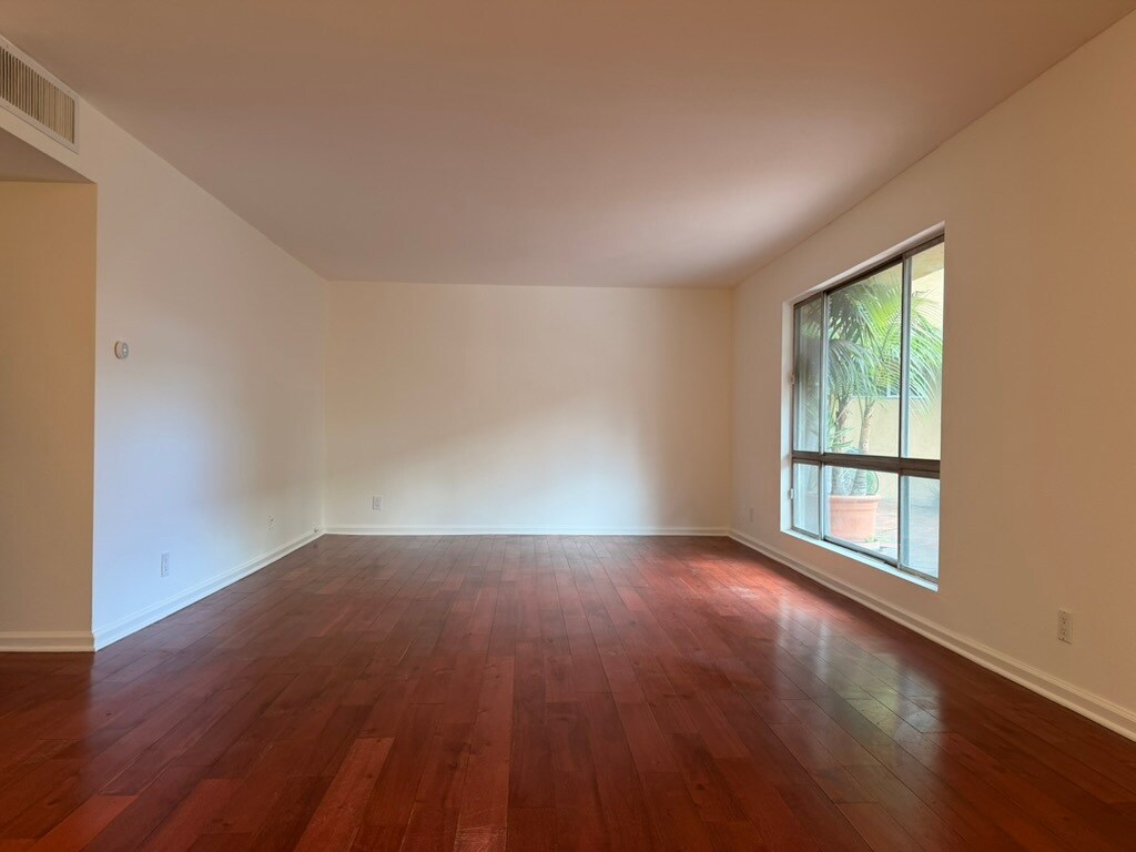 Building Photo - 970 Palm Avenue