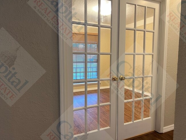 Building Photo - Charming 3 Bedroom